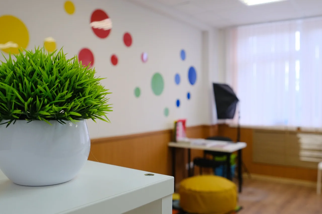 Интерьер класса Fruits: стол, окно и оформление стен