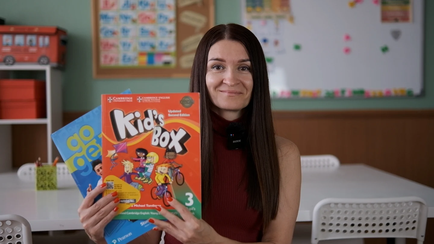 Олеся, руководитель Fruits, с учебником Kid’s Box в классе